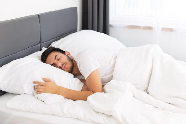 mejor posición para dormir para la apnea del sueño