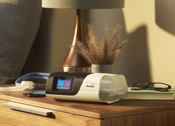airsense 11 sobre mesita de noche