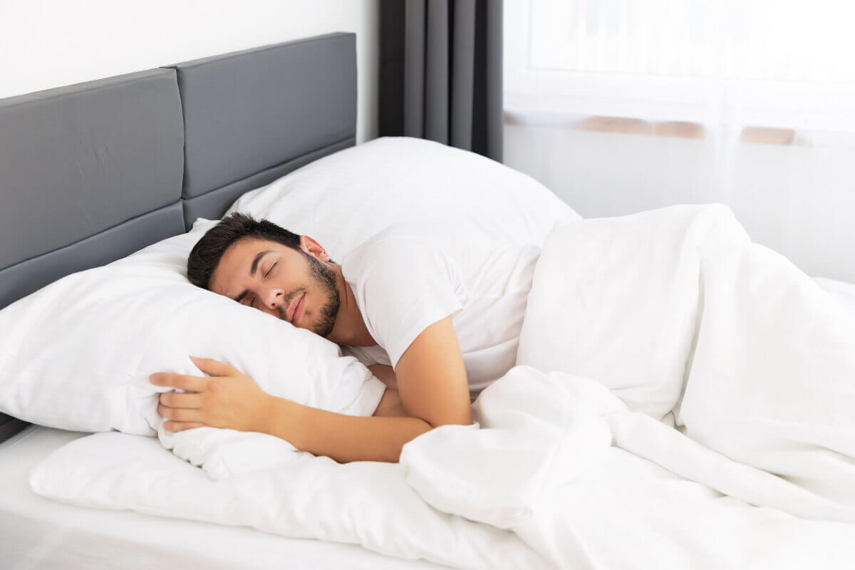 mejor posición para dormir para la apnea del sueño