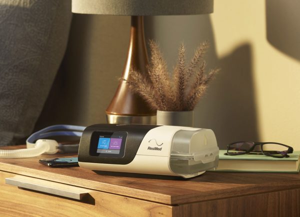 airsense 11 sobre mesita de noche