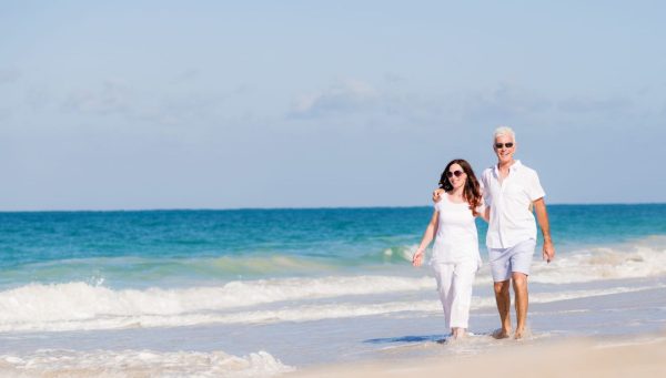 Couple walking on the beach, CPAP machine rental service Intus Plus | Intus Healthcare